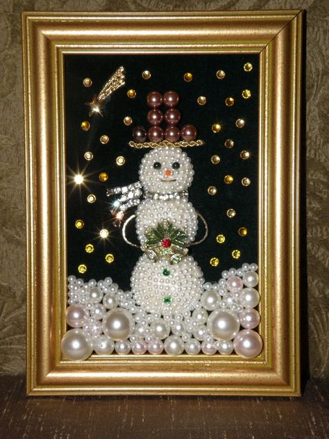 Diy Schneemann, Old Jewelry Crafts, Costume Jewelry Crafts, Jeweled Christmas Trees, Vintage Jewelry Ideas, Jewelry Frames, Vintage Jewelry Repurposed, Jeweled Christmas, Jewelry Christmas Tree