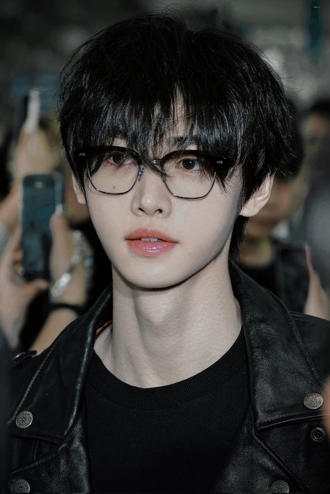 enhypen sunghoon icon airport Enhypen Reference Photos, Boy Kpop Idols, Sungwoon Enhypen, Sunghoon Bare Face, Sunghoon Black Hair, Sunghoon Hair, Sunghoon With Glasses, Sunghoon Muscles, Enhypen Glasses