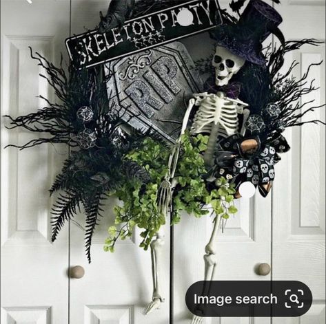 Halloween Vine Wreath, Grapevine Halloween Wreath, Skeleton Wreath Halloween, Black Wreath Halloween, Halloween Grapevine Wreath, Halloween Wreath Ideas, Scary Halloween Wreath, Black Halloween Wreath, Circle Signs