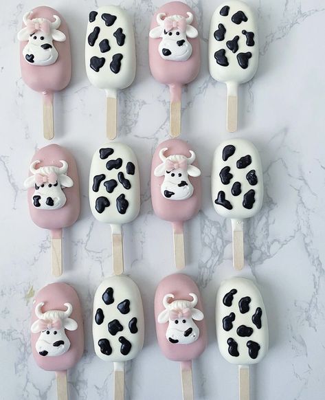 Cow Cakesicles Ideas, Cow Print Cakesicles, Cow Print Dessert Ideas, Cow Themed Cake Pops, Cow Cakesicles, Cow Themed Desserts, Cow Print Desserts, Cow Print Cake Pops, Cow Print Birthday Cake