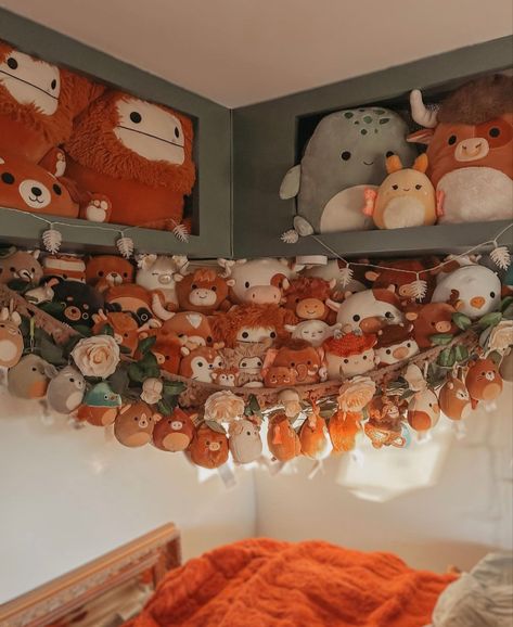 Squshmellow Collection Aesthetic, Plushie Collection Aesthetic, Plush Organization, Plush Collection Display, Plushie Display Ideas, Stuff Animal Storage Ideas, Stuffie Storage, Squishmallow Room, Squishy Mallows