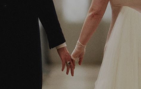 Colin And Penelope, Julia Quinn, Iconic Movies, Love Languages, True Love, Holding Hands, Cute Wallpapers, Wedding Inspiration, Romance