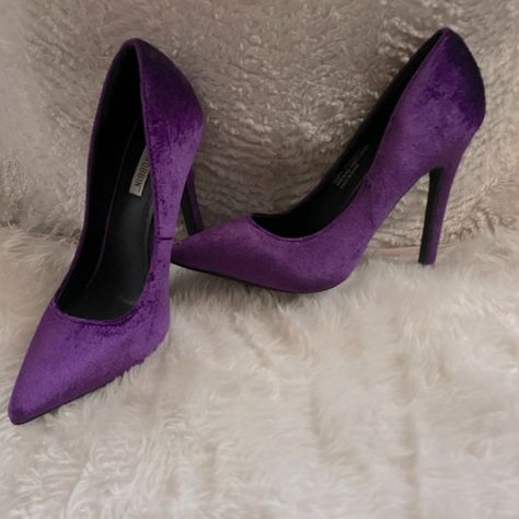 Purple suede Heels 👠 Dark Purple Shoes, Sisters Costumes, Dark Purple Heels, Fairy Crowns Diy, Plum Heels, Fairy Crowns, Sister Costumes, Heels Aesthetic, Fairy Crown