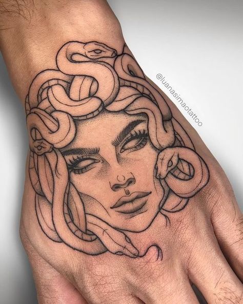 Medusa Hand Tattoo. Medusa Tattoo Stencil, Rosen Tattoo Frau, Zombie Tattoos, Medusa Tattoo Design, Pretty Hand Tattoos, Mythology Tattoos, Medusa Tattoo, Greek Tattoos, Tatuaje A Color