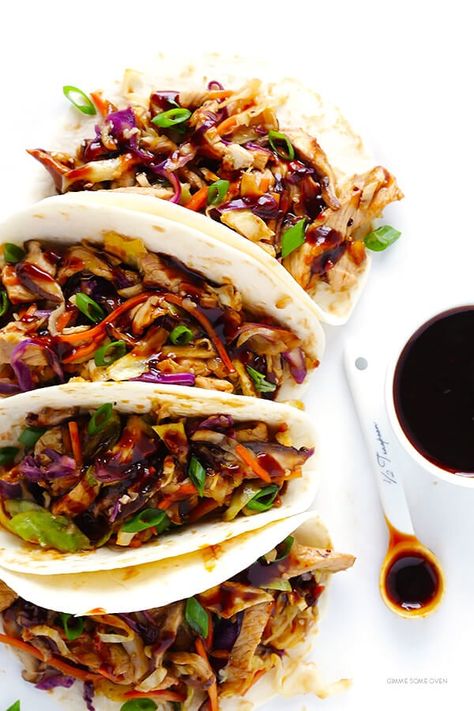 This 20-Minute Moo Shu Pork (or Moo Shu Chicken!) recipe is quick and easy to make, totally delicious, and it tastes just as good as the restaurant version! Moo Shu Chicken, Moo Shu Pork, Moo Shu, Mapo Tofu, Pork Chicken, Pork Tacos, Dinners To Make, Dessert Easy, Comfort Food Recipes Dinners