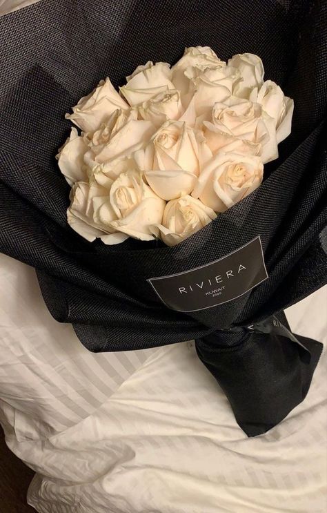 White Rose Bouquet Aesthetic, Luxury Dark Aesthetic, Aesthetic Influencer, Moody Presets, Being Vulnerable, Luxury Flower Bouquets, Blogger Instagram, Boquette Flowers, Clothing Haul