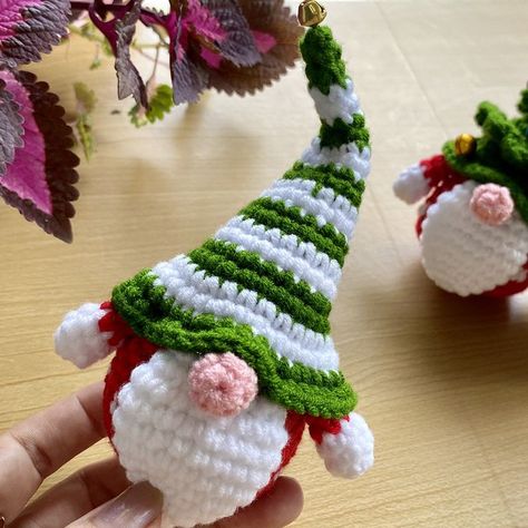 Crochet Christmas Gnomes, Crochet Xmas Gifts, Crochet Dog Sweater Free Pattern, Crochet Gnome, Crochet Christmas Ornaments Free, Crochet Doll Tutorial, Gnome Pattern, Crochet Xmas, Crochet Bunny Pattern