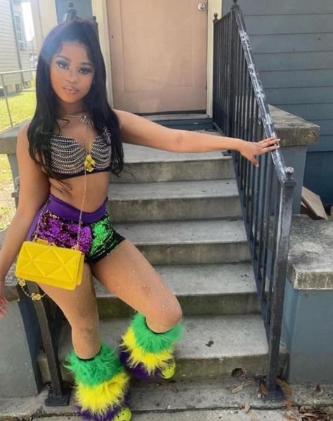 Madigra Outfit, Marci Grad Outfit, Baddie Mardi Gras Outfits, Mardi Gras Fits, Mardigrass Ideas Outfit, Mardi Gras Hairstyles, Mardi Gras Outfits Black Women, Cute Mardi Gras Outfit, Mardi Gras Party Outfit