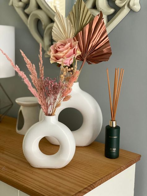 Small Vase Decorating Ideas, Donut Vase Decor, Vase Nordic, Flat Vase, Donut Vase, Vase Minimalist, Modern Candles, Handle Vase, First Home Gifts