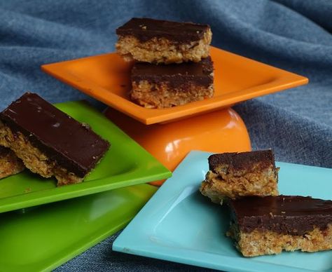 These bars were popular with our children when they were in high school.Anyone who loves peanut butter and chocolate will enjoy them.   2 cups crispy rice cereal (I used Rice Krispies) 4 cups corn fla Crunch Bars Recipe, Mennonite Girls Can Cook, Candy Bar Cookies, Crunch Bars, Brunch Cake, Cereal Bar, Crunch Bar, Cereal Treats, Peanut Butter And Chocolate