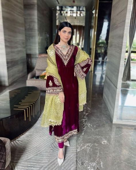 Velvet Pakistani Dress, Velvet Suit Design, Nimrat Khaira, Velvet Dress Designs, Velvet Dresses, Pakistani Fashion Party Wear, Velvet Suit, Indian Dresses Traditional, Traditional Indian Outfits