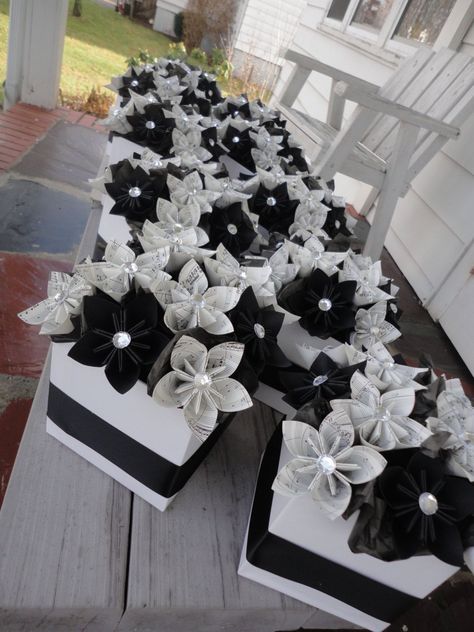 Black And White Centerpieces, Music Centerpieces, Black Weddings, Paper Flower Centerpieces, Origami Kusudama, White Centerpiece, White Weddings, Rose Centerpieces, Wedding Centerpieces Diy