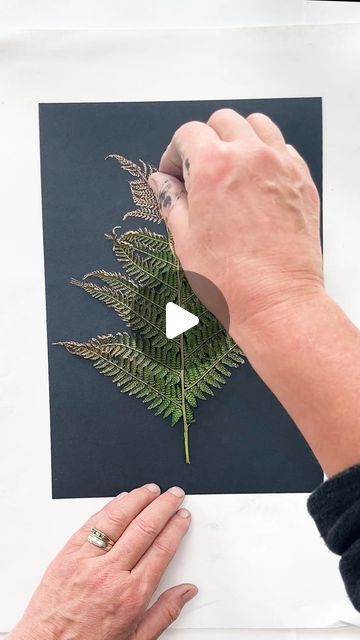 Art From Natural Materials, Pressed Leaf Art Diy, Acrylic Sheet Art Ideas, Dried Leaves Crafts, Pressed Leaf Art, Ferns Painting, Leaf Printing Art Ideas, Botanical Monoprinting, Leave Printing