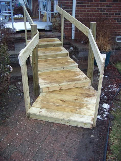 Wheelchair Ramp Diy, Porch With Ramp, Mobile Home Steps, Wheelchair Ramp Design, Stair Ramp, Ramp Ideas, Ramp Stairs, Aluminum Ramp, Front Porch Steps