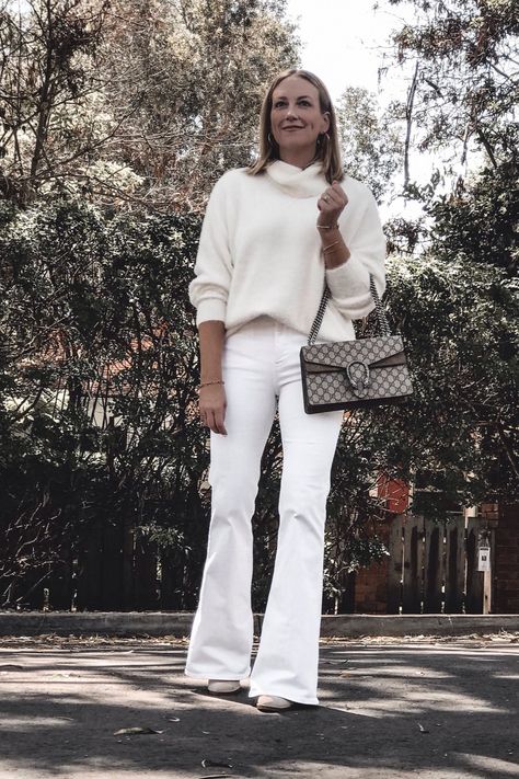 White Flare Jean Outfits, White Flare Jeans Outfit Winter, White Bootcut Jeans Outfit, White Bell Bottoms Outfit, White Flare Jeans Outfit, White Pants Outfit Winter, Flare Jeans Outfit Winter, Outfits With White Jeans, White Jeans Outfit Winter