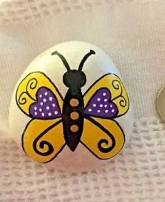 Butterfly Rock Painting Ideas, Painted Rocks Butterflies, Rock Painting Insects, Butterfly Rocks Painted, Butterflies Painted On Rocks, Rock Painting Butterfly, Painted Rock Butterfly, Butterfly Rock Art, Butterfly Rock Painting Easy