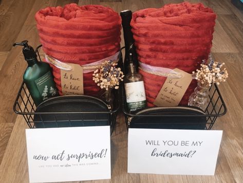 Bridesmaid gift. Wire basket, throw blanket, champagne bottle, lotion, flowers, makeup bag. Fall Bridesmaid Gift Ideas, Blanket Bridesmaid Gift, Fall Bridesmaids Proposal Ideas, Western Bridemaids Gifts, Bridesmaid Proposal Fall Theme, Bridesmaid Proposal Fall, Bridesmaid Proposal Western, Christmas Bridesmaid Proposal, Bridesmaid Proposal Basket