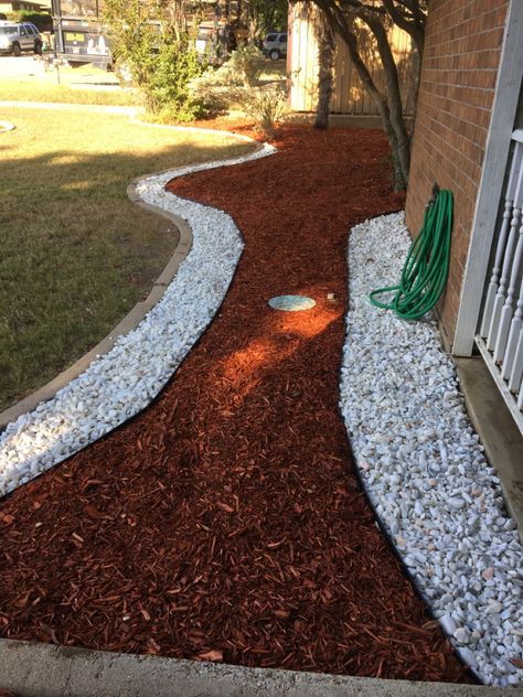 Landscaping With Mulch And Rocks, Red Mulch, Rock Edging, Mulch Around Trees, Keyhole Garden, Beginners Landscaping, Mulch Landscaping, Stone Landscaping, Walkways Paths