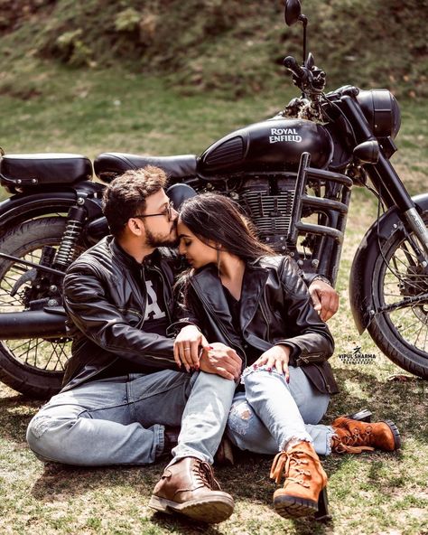 Motorcycle Engagement Photos, Motorcycle Photo Shoot, Prenup Photos Ideas, Motorcycle Wedding, Pre Wedding Photoshoot Props, Prewedding Shoot, Pre Wedding Photoshoot Outfit, Biker Photoshoot, Wedding Photoshoot Props