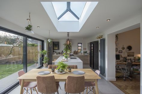 An EOS roof lantern sits centrally lighting up the kitchen and dining area. Dining Room London, Kitchen Diner Extension, Skylight Kitchen, Bungalow Kitchen, Open Plan Kitchen Dining Living, Bungalow Renovation, Roof Lantern, Open Plan Kitchen Dining, Open Plan Kitchen Living Room