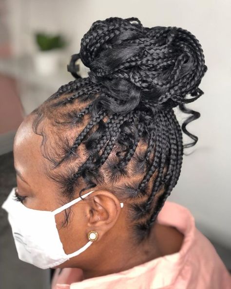 Messy Bun for Knotless Braids High Bun Braids, Braids With Loose Ends, Knotless Braids Styles, Bun Braids, Braids Styles, Loose Braids, Small Braids, Jumbo Braids, Short Braids