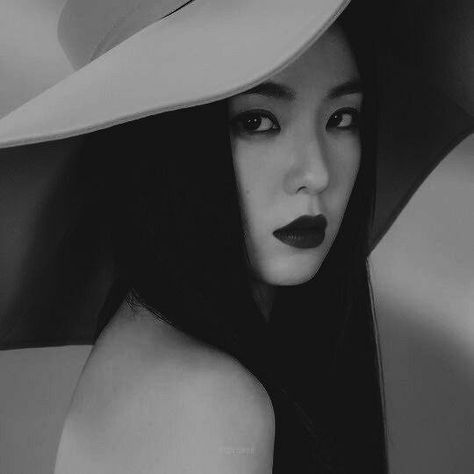 Irene Black And White, Black And White Layout, White Layout, Red Velvet Photoshoot, Velvet Aesthetic, Red Velvet Irene, Funny Dude, Black And White Pictures, Role Models