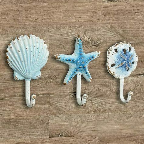 Coat Rack & Hooks Diy Beach Bathroom Decor, Under The Sea Bathroom, Sea Bathroom, Beach Room Decor, Girl Apartment Decor, Shells Diy, Beachy Room, Aqua Beach, Coastal Room