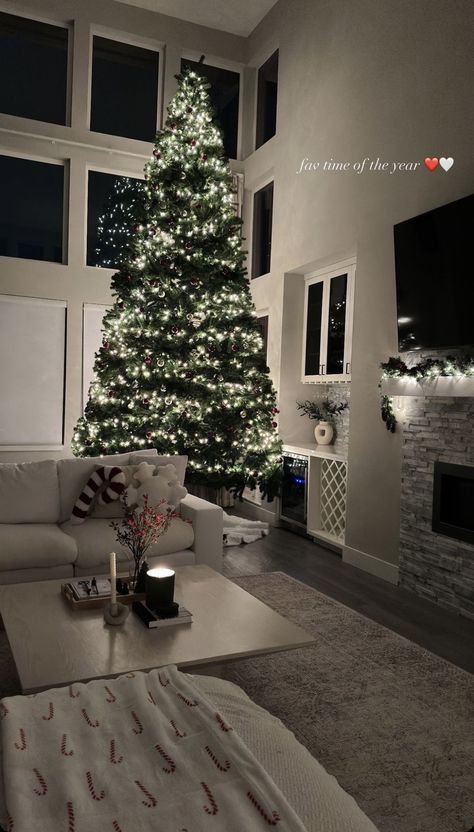 Christmas Tree In Apartment, Tree In Apartment, Grinchmas Tree, Rich Christmas, Luxury Sofa Living Room, High Ceiling Living Room, Beautiful Bedroom Decor, Living Room Christmas, Modern Holiday Decor