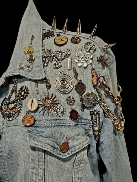 Creative Denim Fashion, Jean Jacket With Brooches, Diy Denim Jacket Ideas, Denim Jacket With Pins, Diy Jean Jacket Ideas, Custom Clothes Diy, Upcycle Denim Jacket, Jacket With Pins, Women Positivity