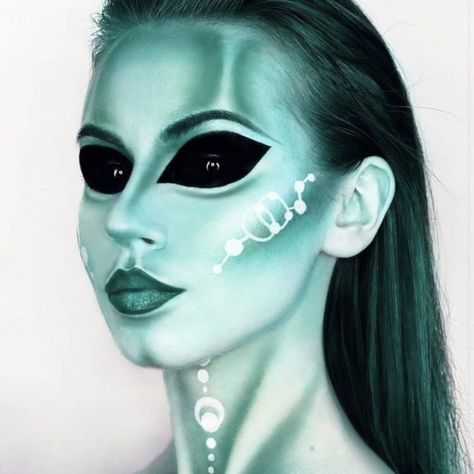 Alien Makeup Looks Halloween, Scary Alien Costume, Female Alien Costume, Alien Face Paint, Alien Costume Women, Goth Alien, Alien Halloween Makeup, Alien Make-up, Alien Eyes