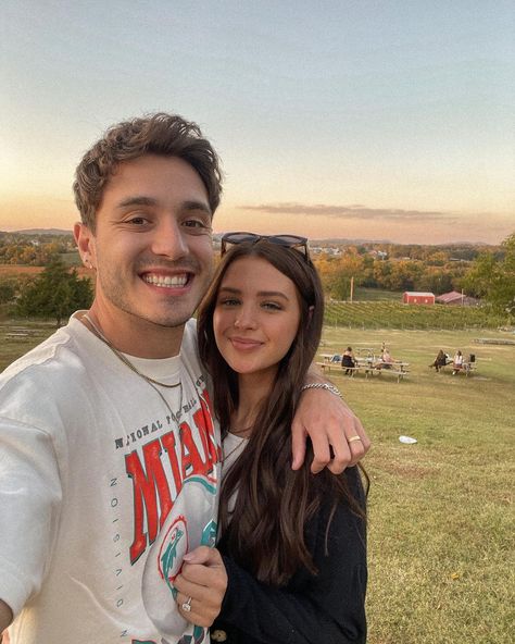 Gabriel Conte, Jess Conte, Couple Beach Pictures, Couples Poses, Trendy Fall Outfits, Couples Poses For Pictures, Trendy Fall, Photos Ideas, Poses For Pictures