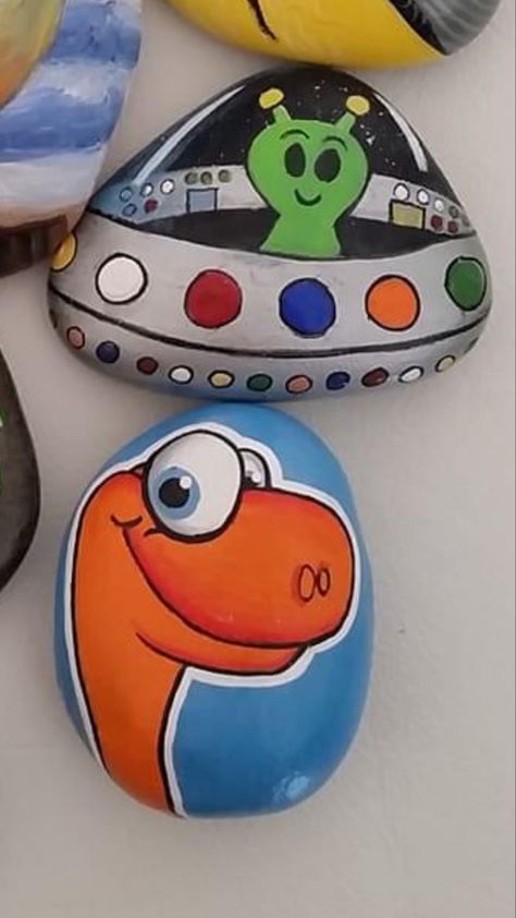 Pebble Painting Ideas Acrylics, Fish Acrylic Painting, Fish Acrylic, Whipper Snapper Designs, Fairy House Crafts, Funny Rock, Diy Rock Art, Painted Rock Animals, Stone Art Painting