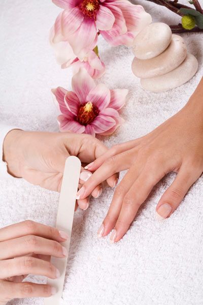 Manicura. #NúriaSabadell Best Nail File, Nail Room Ideas, Mascara Hacks, Beauty Courses, Nail Color Trends, Nail Room, Nails Done, Spa Party, Manicure At Home