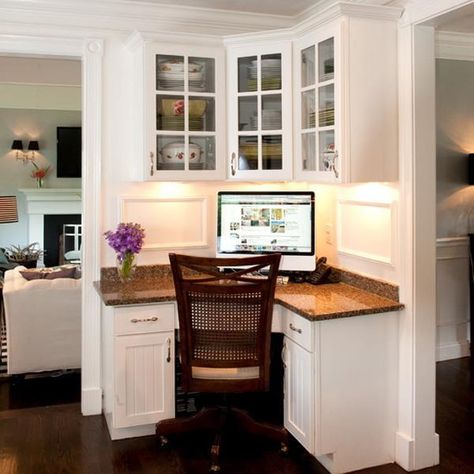 small home office designs with built in furniture in corners Home Office Traditional, Traditional Home Office, Kitchen Desks, Corner Office, Built In Furniture, Kitchen Corner, Small Home Office, Built In Desk, Interior Modern