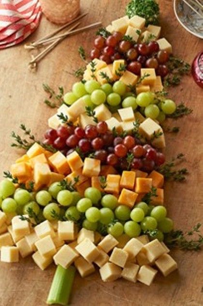 Christmas Tree Cheese Board~T~ Very cute idea. Just grapes, cheese and thyme. Christmas Tree Cheese Board, Tree Cheese Board, Christmas Tree Cheese, Christmas Brunch, Xmas Food, Christmas Party Food, Christmas Snacks, Christmas Cooking, Christmas Appetizers