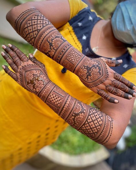 Lucknow Video, Mehndi Designs Bridal, Mehendi Ideas, Short Mehndi Design, Hand Mehndi Designs, Back Hand Mehndi, Mehndi Designs Bridal Hands, Very Simple Mehndi Designs, Simple Mehndi Designs Fingers