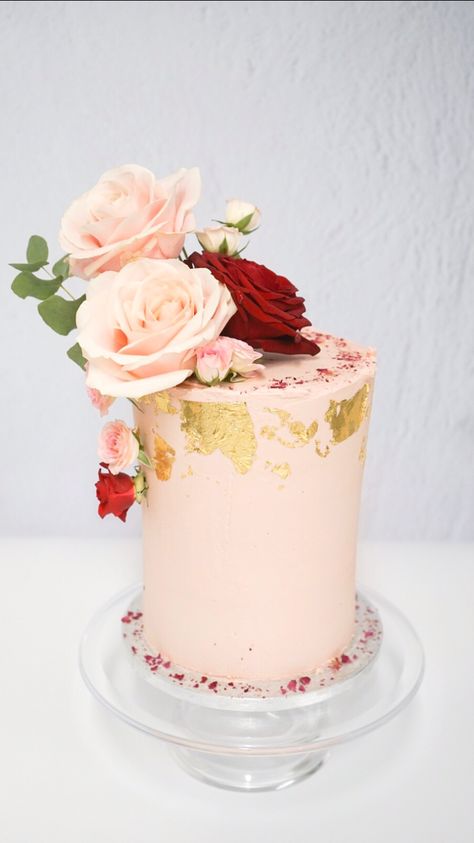 17 Birthday, Flower Cakes, Celebration Cake, Gold Cake, Burgundy Flowers, Specialty Cakes, 17th Birthday, Pink Cake, Fresh Flower