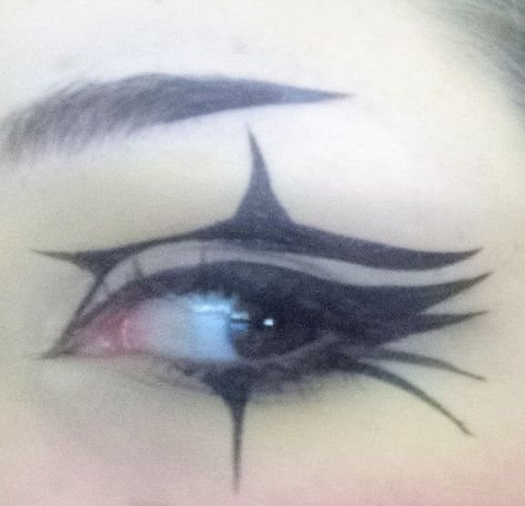 Alt eyeliner Spikey Eyeliner, Royal Core, Graphic Liner, Crazy Makeup, Joan Crawford, Fairy Grunge, Makeup Inspo, Eyeliner, Eye Makeup