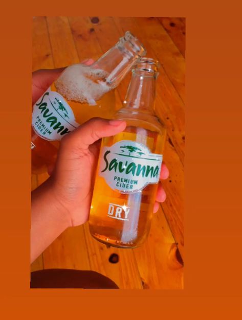 Savanna Cider, Alcoholic Snapchat, Alcohol Pictures, Aesthetic Drinks, Pretty Alcoholic Drinks, Alcohol Aesthetic, Healthy Food Dishes, Alcohol Bottles, Food Therapy