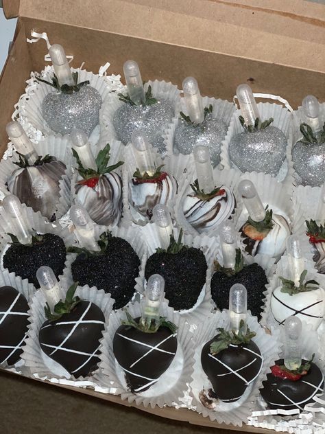 Black White And Silver Treat Table, Black Glitter Strawberries, Chocolate Covered Strawberries 18th Birthday, Black White Sliver Decorations, Black Snacks For Party, Black And Silver Birthday Treats, Black White And Silver Chocolate Covered Strawberries, Black And Silver Chocolate Strawberries, Black White And Silver Dessert Table