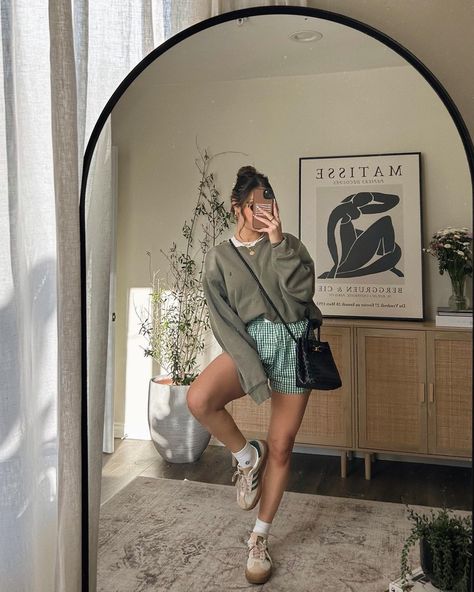 Danielle Esther | save for boxer shorts outfits this spring 🌷🌱🌼🐞 Which one’s your fave? 1-9 | Instagram Girl Boxer Outfit, Women’s Boxer Shorts Outfits, Lounge Shorts Outfit, Boxer Short Outfits, Boxer Shorts For Women Outfit, Boxer Outfit, Palette Wardrobe, All Green Outfit, Boxer Shorts Outfit