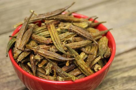 It may not be pretty, but dehydrated okra is a crunchy snack that’s hard to resist. Dried Okra Recipe, Dehydrated Okra, Salsa Fresca Recipe, Okra Chips, Dried Okra, Fresh Okra, Okra Recipe, Food Dehydration, Spring Soups