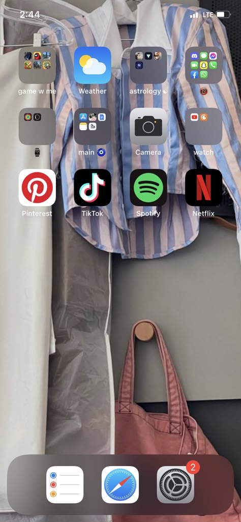 Iphone Xr Layout Homescreen, Organize Phone Home Screen, Iphone Xr Aesthetic Home Screen, Message Organization Phone, How To Keep Your Phone Organized, Aesthetic Ways To Organize Your Phone, Organized Phone Screen, Iphone Xr Aesthetic, How To Organise Your Phone Home Screen