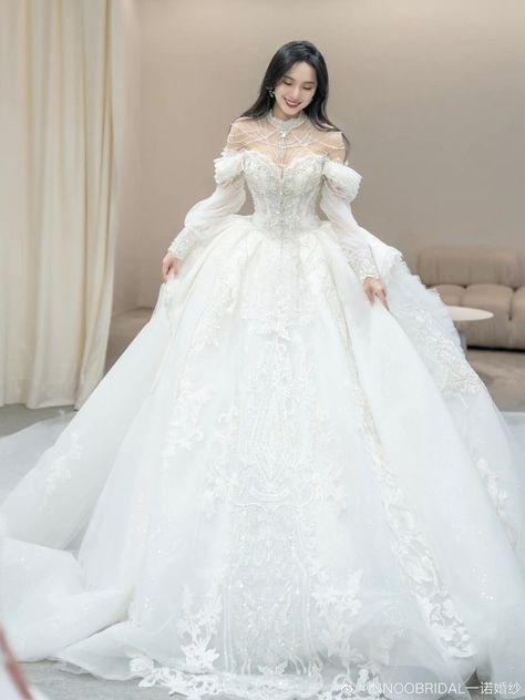 Ballroom Wedding Dress With Sleeves, Modern Victorian Wedding Dress, Japanese Wedding Dress Modern, Wedding Dress Japanese, Japanese Wedding Dresses, Wedding Dress Princess Ballgown, Korean Wedding Dresses, Elegant Wedding Dress Ballgown, Classy Tips