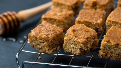 The Best Protein Flapjacks Recipe | Coach Protein Snacks Recipes, Protein Flapjacks, Chocolate Protein Balls, Peanut Butter Bars Recipe, Flapjack Recipe, Protein Balls Recipes, Protein Bar Recipes, Best Protein Powder, Easy Peanut Butter