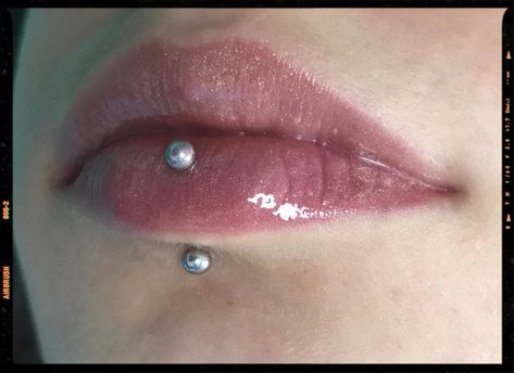 PIERCINGS Lip Piercing Stud, Lip Piercing Labret, Dream Piercings, Vertical Labret Piercing, Vertical Labret, Shiny Lipstick, Small Lips, Cool Piercings, Lower Lip