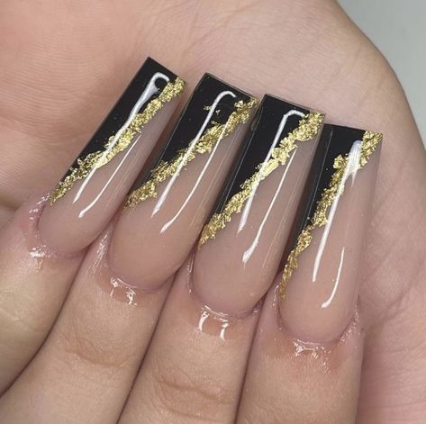 Black Gold And White Nail Designs, Black And Gold Graduation Nails, Black And Gold Flake Nails, Black And Yellow Nails Acrylic, Black And Gold Formal Nails, Gold Nails Acrylic Prom, Black Acrylic Nails With Gold, Black And Gold Foil Nails, Black And Gold Nails Design Classy