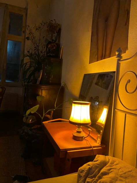 Aesthetic cozy room bedside table vintage lamp Bedside Lamp Aesthetic, Aesthetic Cozy Room, Room Bedside Table, Lights Aesthetic, Retro Bed, Vintage Bedside Table, Aesthetic Cozy, Aesthetic Books, 70s Aesthetic