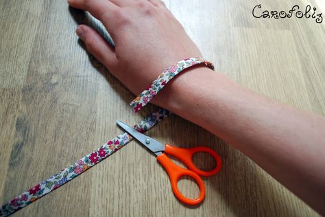 Fabric Bracelets Diy, Liberty Bracelet, Bracelet Liberty, Liberty Scarf, Bracelets Liberty, Silk Wrap Bracelets, Son Bracelet, Fabric Bracelets, Friendship Bracelets Diy