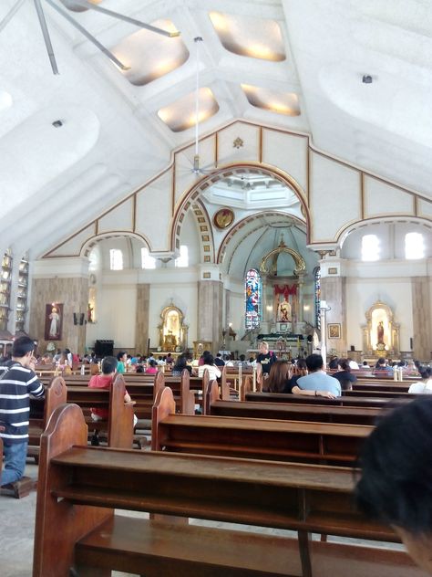 Quiapo Church Interior Pap Di Gereja, People In Church, Quiapo Church, City Collage, Profile Dark, Antipolo, Church Interior Design, Anime Photo Profile Dark, Anime Photo